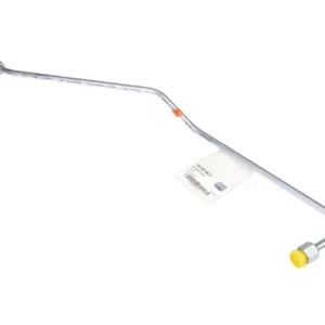 Oryginalny przewód hydrauliczny napędu nagarniacza o wymiarach D8 x 1 x 585-4 mm i numerze katalogowym 697562.0