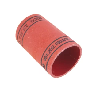 Oryginalny przewód gumowy łączący turbosprężarkę z intercoolerem o numerze katalogowym 931202190030