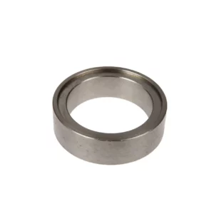 Oryginalny pierścień metalowy stosowany w ciągnikach rolniczych marki Massey Ferguson