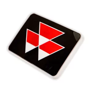 Oryginalny emblemat plastikowy z logiem Massey Ferguson o numerze katalogowym 4347562M91