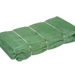 Siatka ochronna do silosów o wymiarach 12 x 10 metrów, z grubym przeplotem ochronnym i gęstością 220 gram na metr kwadratowy. Siatka posiada filtr UV.