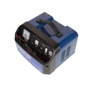 Prostownik marki Adler o napięciu ładowania 12 / 24 V i natężeniu 12 / 8 A.